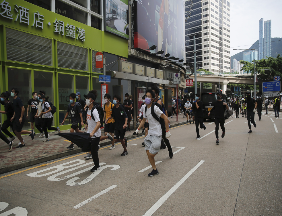 HONGKONG: Suzavac protiv demonstranata